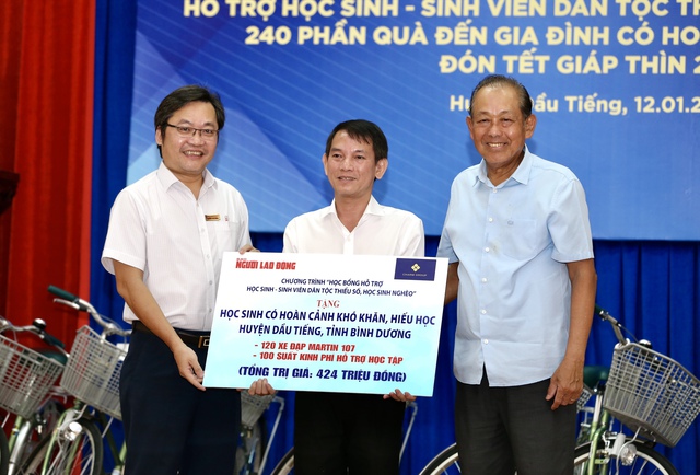 Ông Trương Hòa Bình (bìa phải) và ông Lê Cao Cường trao bảng tượng trưng cho lãnh đạo Huyện ủy Dầu Tiếng  Ảnh: HOÀNG TRIỀU