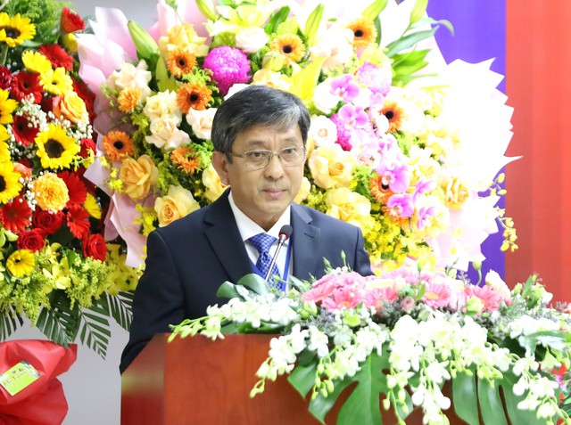 Bộ trưởng Nguyễn Kim Sơn trao quyết định công nhận Hiệu trưởng Trường ĐH Cần Thơ- Ảnh 3.