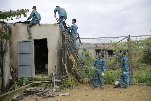 Vụ máy bay rơi ở Quảng Nam: Sư đoàn 372 sửa nhà cho dân- Ảnh 10.