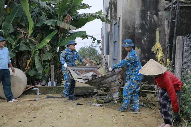 Vụ máy bay rơi ở Quảng Nam: Sư đoàn 372 sửa nhà cho dân- Ảnh 13.