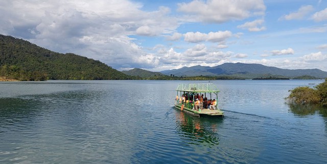 Thuyền du lịch trên hồ Hàm Thuận