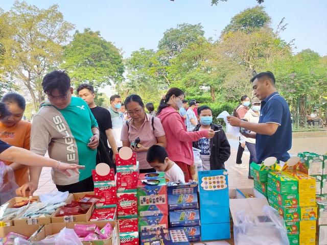 Công nhân hào hứng mua hàng Việt Nam chất lượng cao với giá rẻ- Ảnh 1.