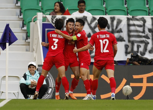 HLV tuyển Nhật Bản bất ngờ trước màn trình diễn của tuyển Việt Nam- Ảnh 2.