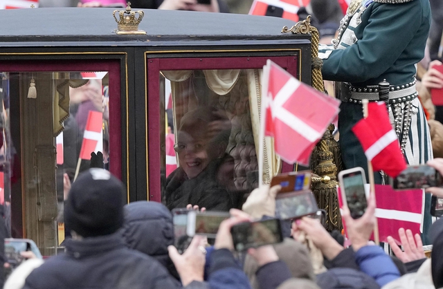 Nữ hoàng Đan Mạch Margrethe II được người dân đứng chờ sẵn hai bên đường chào đón trên đường đến cung điện trước đó - Ảnh: AP