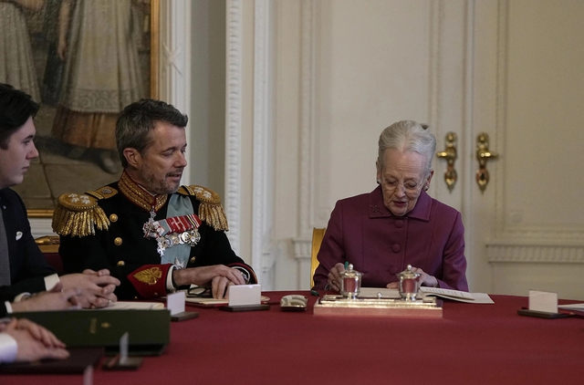 Nữ hoàng Đan Mạch Margrethe II ký tên thoái vị - Ảnh: AP