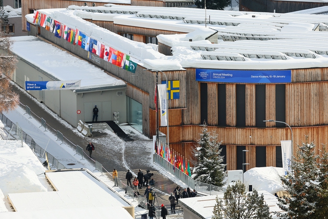 Bên ngoài Trung tâm hội nghị Davos tại Davos (Thụy Sĩ) hôm 15-1 Ảnh: Reuters