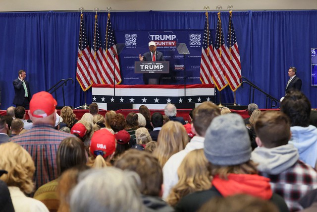 Cựu Tổng thống Donald Trump phát biểu tại Indianola, bang Iowa - Mỹ hôm 15-1 Ảnh: REUTERS