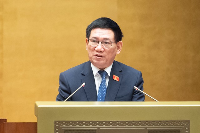 Bộ trưởng Bộ Tài chính Hồ Đức Phớc trình bày tờ trình của Chính phủ về kéo điện ra Côn Đảo