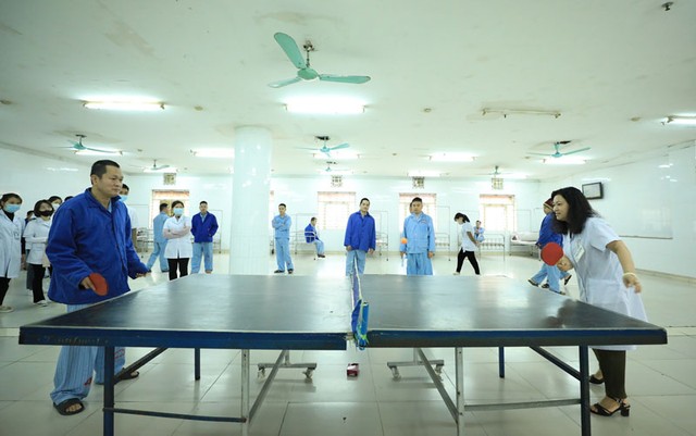 Bác sĩ Lê Thị Thanh Thu đánh bóng bàn với bệnh nhân