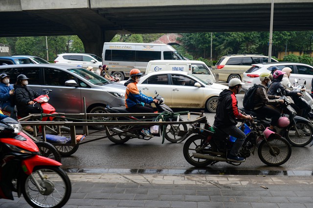 Xe tự chế cồng kềnh "tung hoành" trên đường phố Hà Nội- Ảnh 1.