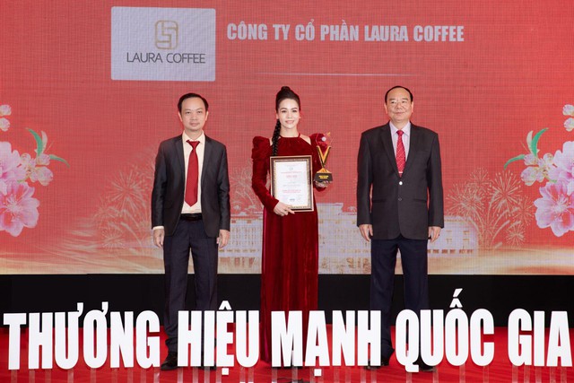 Nhật Kim Anh cùng Laura Coffee nhận vinh danh tại Thương hiệu mạnh Quốc gia 2024- Ảnh 1.