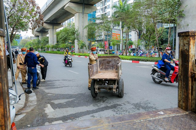 Xe tự chế cồng kềnh "tung hoành" trên đường phố Hà Nội- Ảnh 11.
