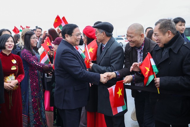 Cán bộ, nhân viên đại sứ quán và đại diện kiều bào tại Hungary ra sân bay đón Thủ tướng Phạm Minh Chính và phu nhân cùng đoàn đại biểu Việt Nam Ảnh: NHẬT BẮC