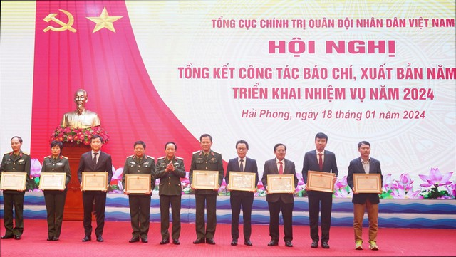 Tổng Biên tập Báo Người Lao Động Tô Đình Tuân (thứ 3 từ phải qua) nhận Bằng khen của Bộ trưởng Bộ Quốc phòng