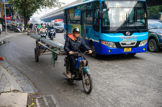 Xe tự chế cồng kềnh "tung hoành" trên đường phố Hà Nội- Ảnh 2.