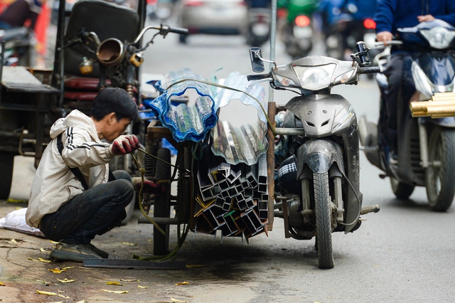 Xe tự chế cồng kềnh "tung hoành" trên đường phố Hà Nội- Ảnh 5.