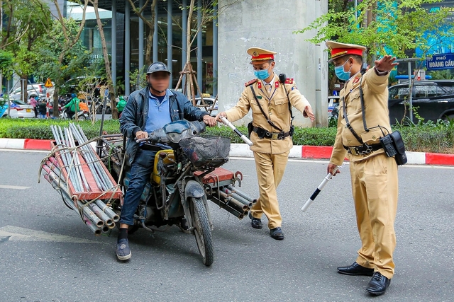 Xe tự chế cồng kềnh "tung hoành" trên đường phố Hà Nội- Ảnh 6.
