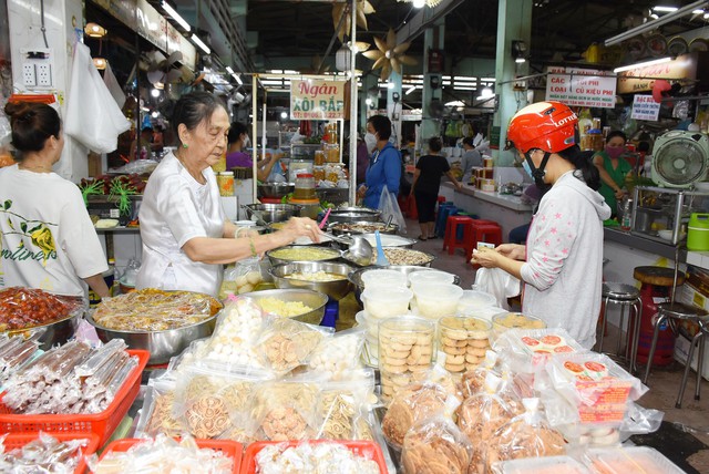 Hào hứng thưởng thức món ăn 3 miền tại chợ Nguyễn Tri Phương- Ảnh 1.