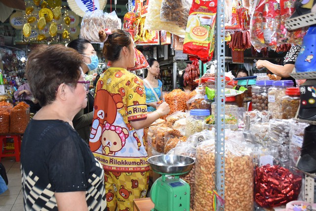 Hào hứng thưởng thức món ăn 3 miền tại chợ Nguyễn Tri Phương- Ảnh 4.