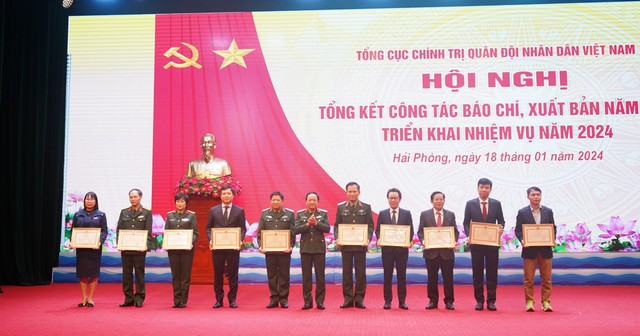 Tổng Biên tập Báo Người Lao Động nhận bằng khen của Bộ trưởng Bộ Quốc phòng- Ảnh 1.
