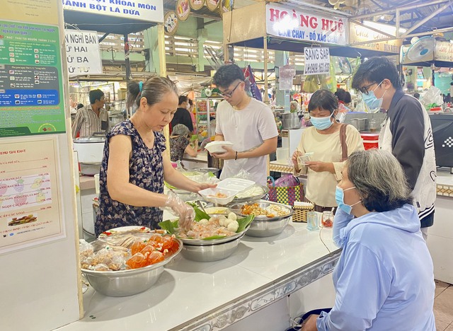 Hào hứng thưởng thức món ăn 3 miền tại chợ Nguyễn Tri Phương- Ảnh 2.