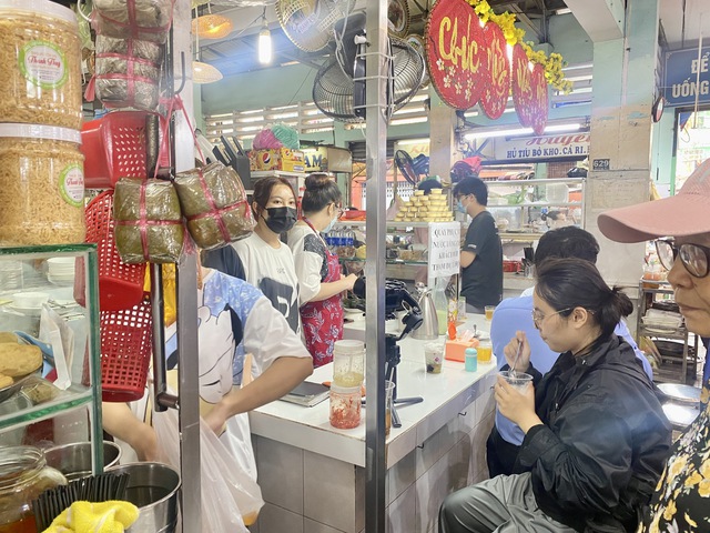 Hào hứng thưởng thức món ăn 3 miền tại chợ Nguyễn Tri Phương- Ảnh 3.