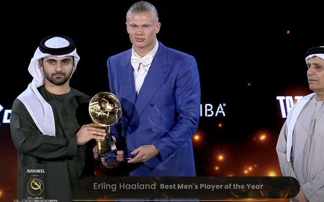 Ronaldo hành động đẹp trước khi Haaland đoạt Quả bóng vàng Dubai- Ảnh 1.