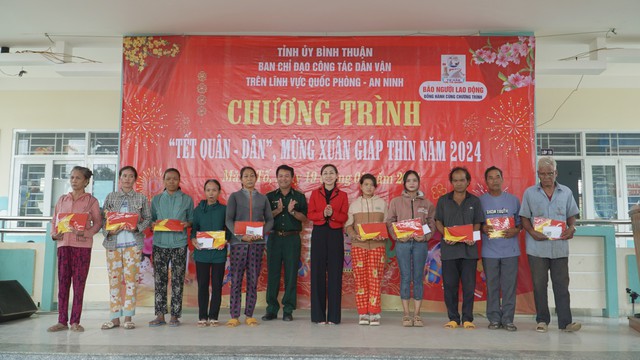 Báo Người Lao Động phối hợp trao cờ Tổ quốc, quà Tết cho đồng bào vùng xa tỉnh Bình Thuận- Ảnh 3.