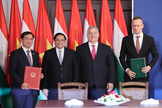 Thủ tướng Phạm Minh Chính và Thủ tướng Hungary Viktor Orbán chứng kiến lễ ký Bản ghi nhớ về hợp tác giữa Bộ Ngoại giao Việt Nam và Bộ Ngoại giao và Thương mại Hungary Ảnh: Nhật Bắc