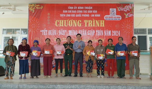 Ban tổ chức chương trình “Tết Quân - Dân” 2024 trao quà cho người dân xã Măng Tố, huyện Tánh Linh, tỉnh Bình Thuận