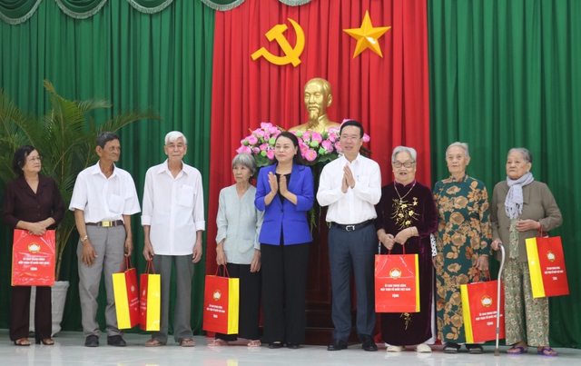 Chủ tịch nước Võ Văn Thưởng tặng quà gia đình chính sách, hộ nghèo ở Vĩnh Long- Ảnh 4.