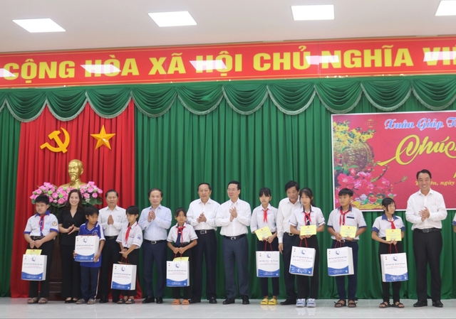 Chủ tịch nước Võ Văn Thưởng tặng quà gia đình chính sách, hộ nghèo ở Vĩnh Long- Ảnh 5.