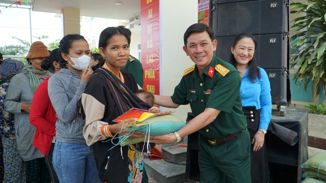 Báo Người Lao Động phối hợp trao cờ Tổ quốc, quà Tết cho đồng bào vùng xa tỉnh Bình Thuận- Ảnh 5.