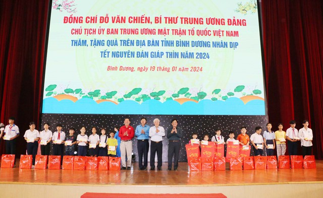 Chủ tịch Ủy ban Trung ương MTTQ Việt Nam tặng quà Tết tại Bình Dương- Ảnh 1.