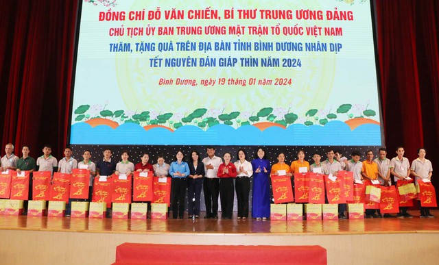 Chủ tịch Ủy ban Trung ương MTTQ Việt Nam tặng quà Tết tại Bình Dương- Ảnh 2.