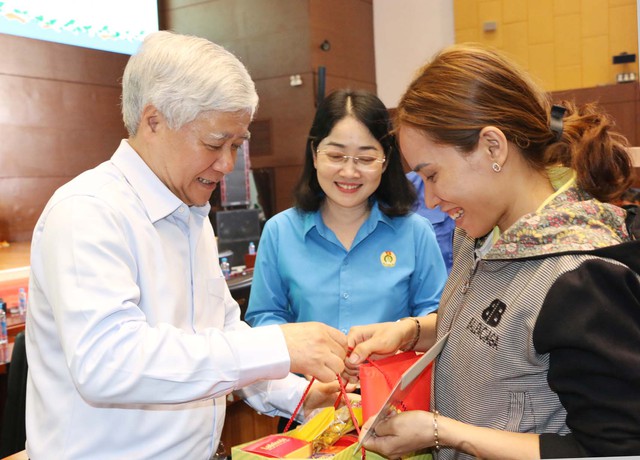 Chủ tịch Ủy ban Trung ương MTTQ Việt Nam tặng quà Tết tại Bình Dương- Ảnh 5.