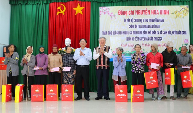Chánh án TAND tối cao Nguyễn Hòa Bình tặng quà người dân Bình Định- Ảnh 2.