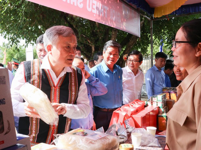 Chánh án TAND tối cao Nguyễn Hòa Bình tặng quà người dân Bình Định- Ảnh 1.