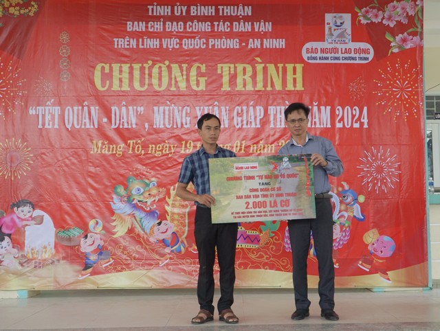Báo Người Lao Động phối hợp trao cờ Tổ quốc, quà Tết cho đồng bào vùng xa tỉnh Bình Thuận- Ảnh 1.