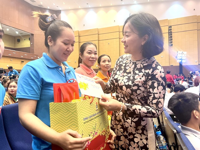 Chủ tịch Ủy ban Trung ương MTTQ Việt Nam tặng quà Tết tại Bình Dương- Ảnh 6.