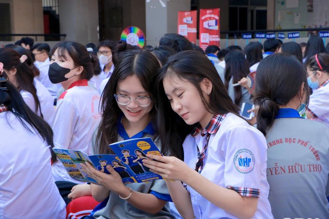 Học sinh Trường THPT Nguyễn Hữu Thọ (quận 4, TP HCM) trong giờ sinh hoạt trải nghiệm, hướng nghiệp Ảnh: BẢO LÂM