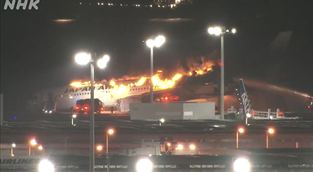 Máy bay của hãng Japan Airlines cháy dữ dội trên đường băng sân bay Haneda, thủ đô Tokyo. Ảnh: NHK