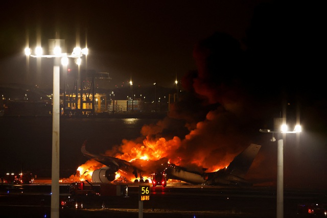The Japanese plane caught fire on the runway, a miracle happened - Photo 5.