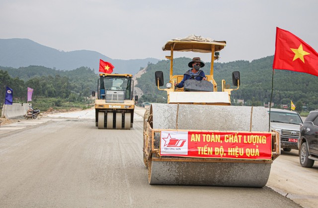 Lực lượng thi công khẩn trương hoàn thành đường cao tốc Bắc - Nam đoạn Diễn Châu - Bãi Vọt.Ảnh: ĐÌNH QUANG