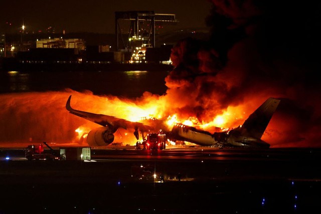 Chiếc máy bay bốc cháy dữ dội trên đường băng. Ảnh: Reuters