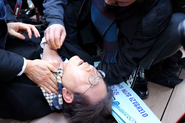 Lãnh đạo đảng đối lập Hàn Quốc bị đâm gục trước truyền thông- Ảnh 2.