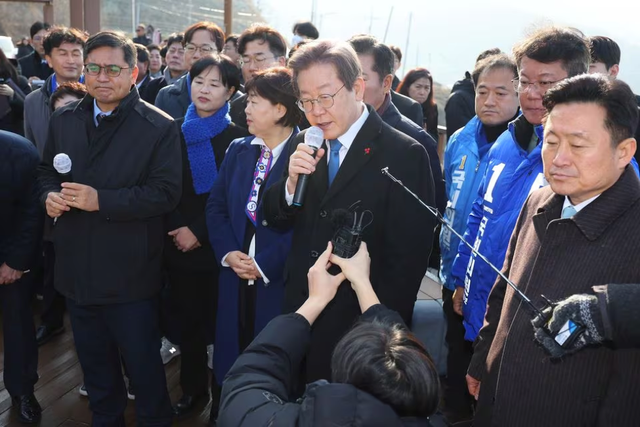 Lãnh đạo đảng đối lập Hàn Quốc bị đâm gục trước truyền thông- Ảnh 1.