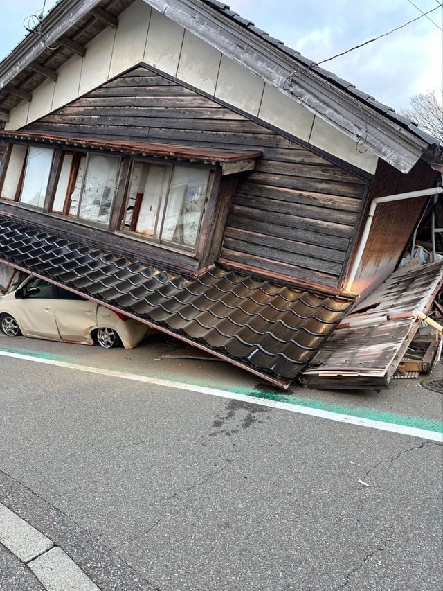 Một ngôi nhà ở Shika, một thị trấn thuộc tỉnh Ishikawa, bị sập do động đất. Ảnh: Kyodo