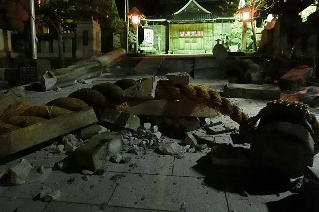 Đền Onohiyoshi ở Kanazawa, tỉnh Ishikawa, bị hư hại. Ảnh: Jiji