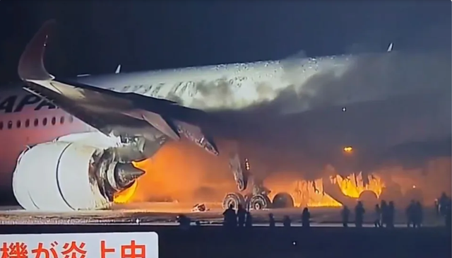 Máy bay Nhật Bản bốc cháy trên đường băng, điều kỳ diệu xảy ra- Ảnh 1.